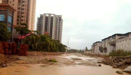 莆田群众给福建省领导留言:交房4年了,小区门口仍是土路