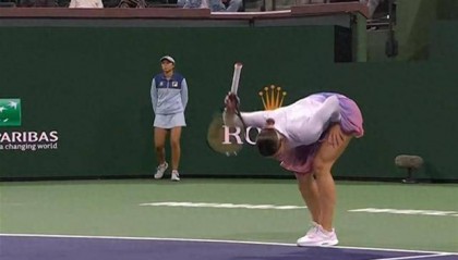 郑钦文又让对手气到摔拍子，网友：能怪谁？