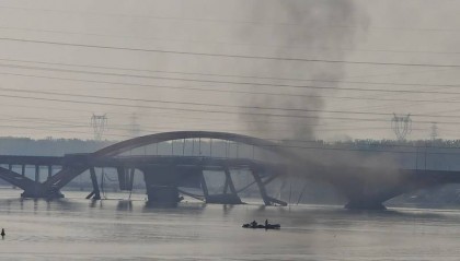 顺义潮白河大桥部分坍塌 目击者:现场黑烟滚滚 车辆无法通行 上班族选择步行去地铁站乘车