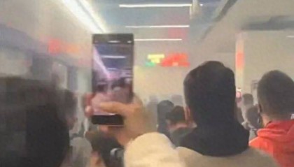 南京地铁1号线发生故障,晓庄站浓烟弥漫,地铁公司回应:列车偶发设备故障