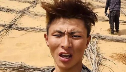 团队爆料00后异瞳“治沙少年”摆拍作秀!当事人回应质疑