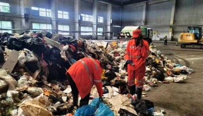 环卫工翻8吨垃圾帮游客找回儿童手表,网友质疑有无必要 大同城管局:非个例,有需求就要做