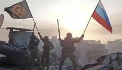 俄军敢死队突入红军城，乌军被打得手忙脚乱，泽连斯基面临“逼宫”局面