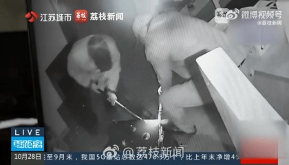 两男子从保险柜内盗走64万元，因留下几滴汗被警方识破身份，获刑超10年