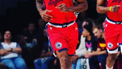 战神卡!伦纳德三分线内12中11 关键一攻一防杀死比赛