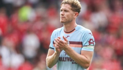 英媒:热刺、利物浦和曼联都在关注布伦特福德队长柯林斯