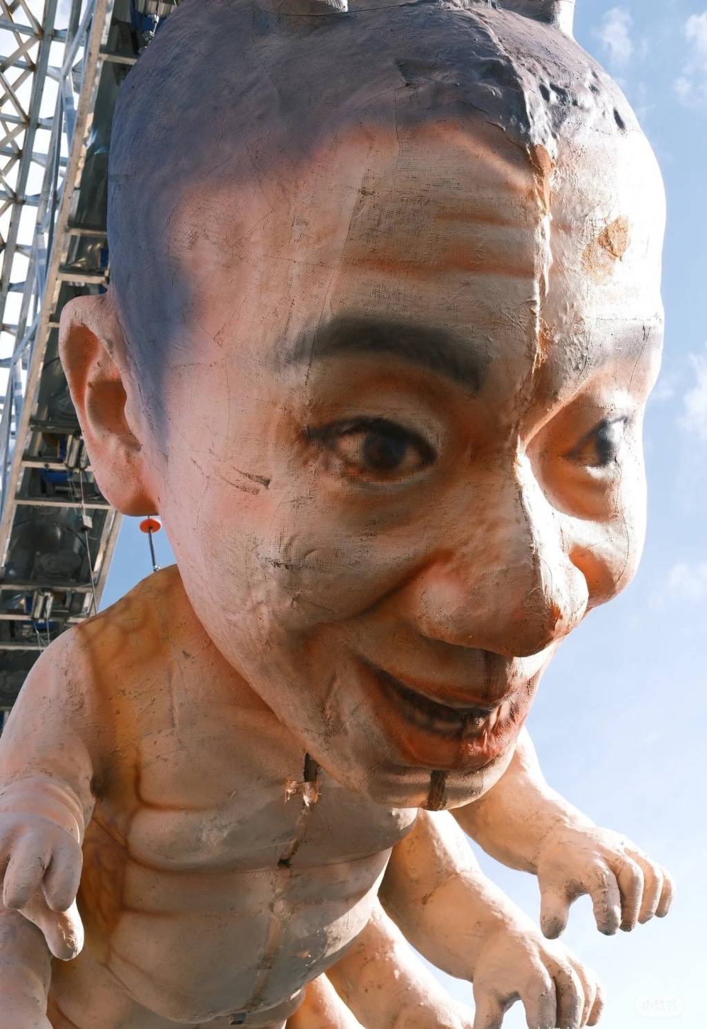 丽江一景区“人体蜈蚣”等作品被指观感不适，回应：已拆除