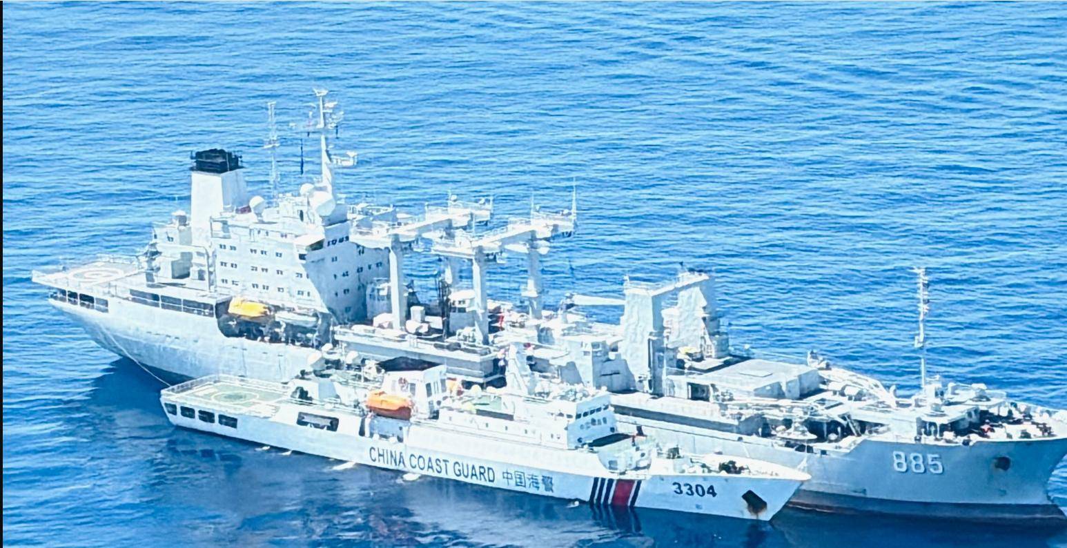 解放军动真格！3万吨战舰出击黄岩岛，054A调转舰炮，随时能开火